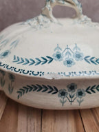 Soupière terre de fer ancienne décor bleu floral modèle Julien attribuée Grand Dépôt Paris