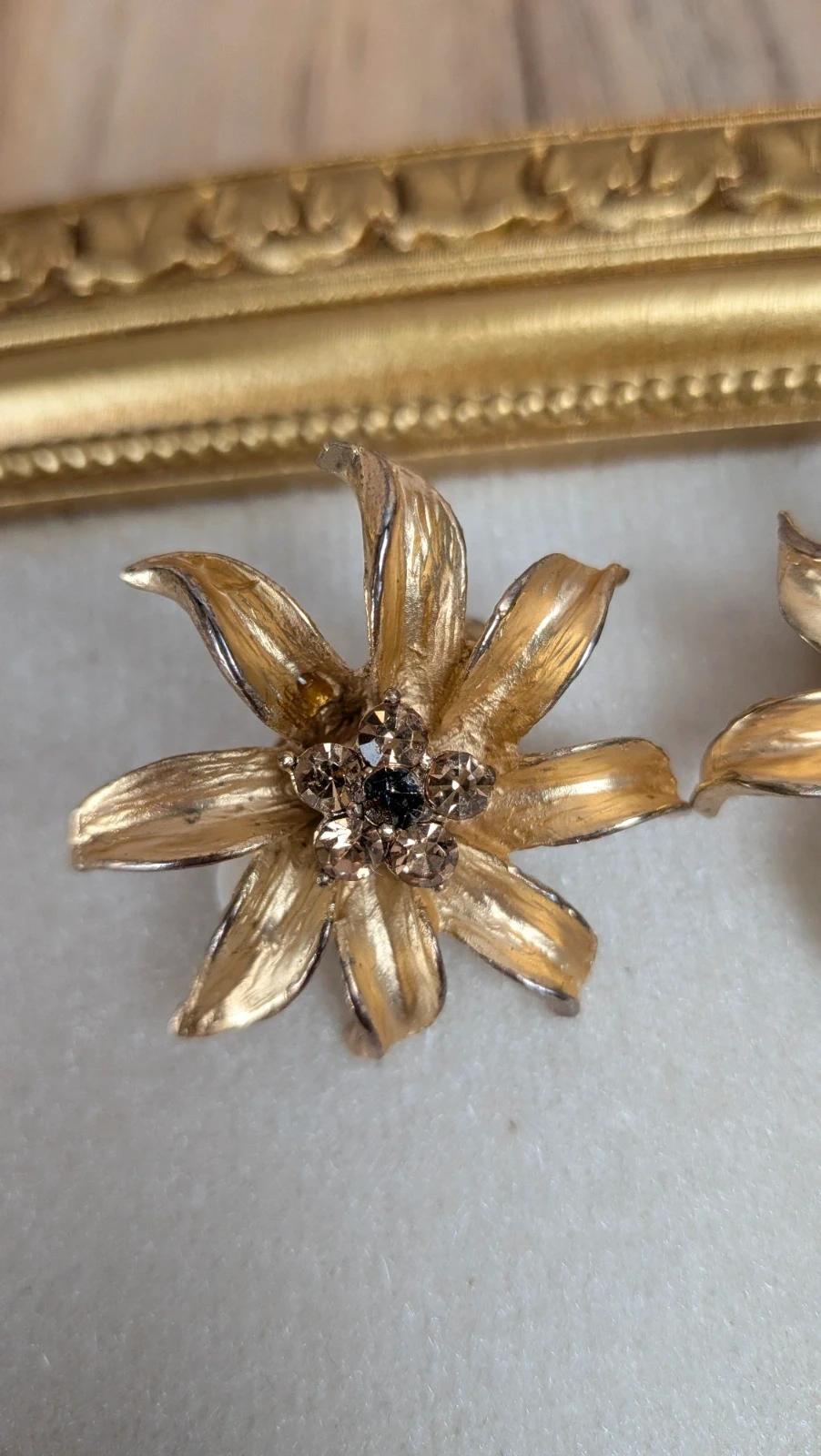 Boucles d’oreilles clips vintage fleurs dorées strass