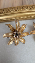 Boucles d’oreilles clips vintage fleurs dorées strass
