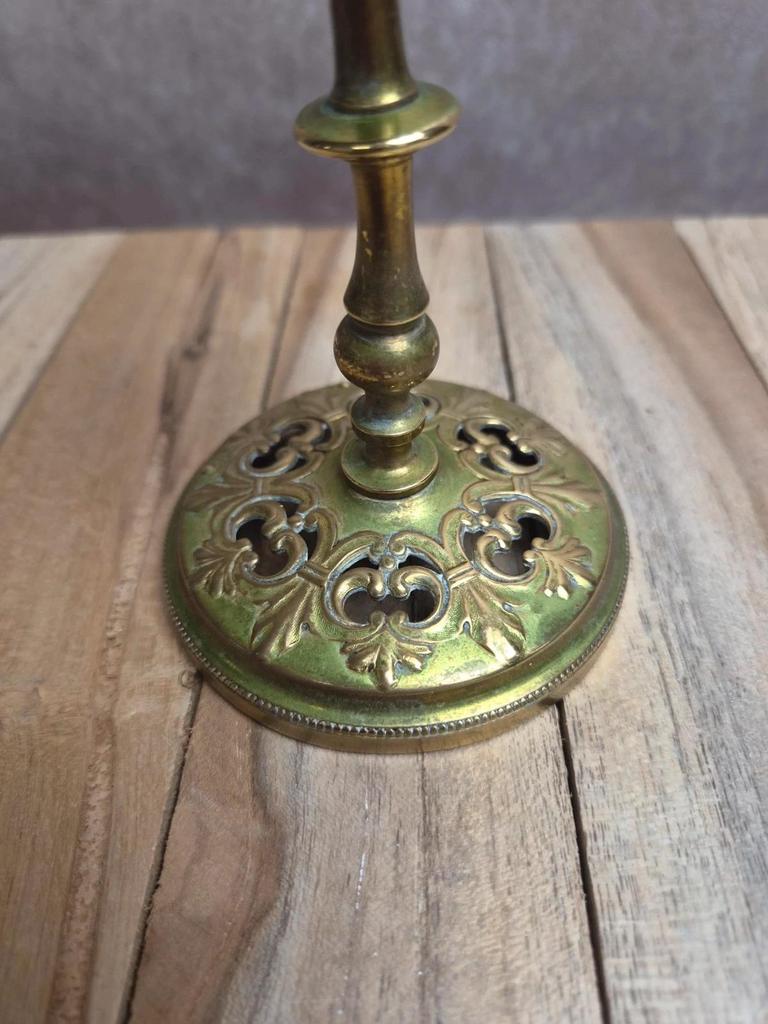 Bougeoir ancien en laiton patiné ajouré décor feuillage vintage