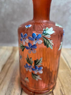 Bouteille ancienne en verre soufflé rose décor floral émaillé à la main