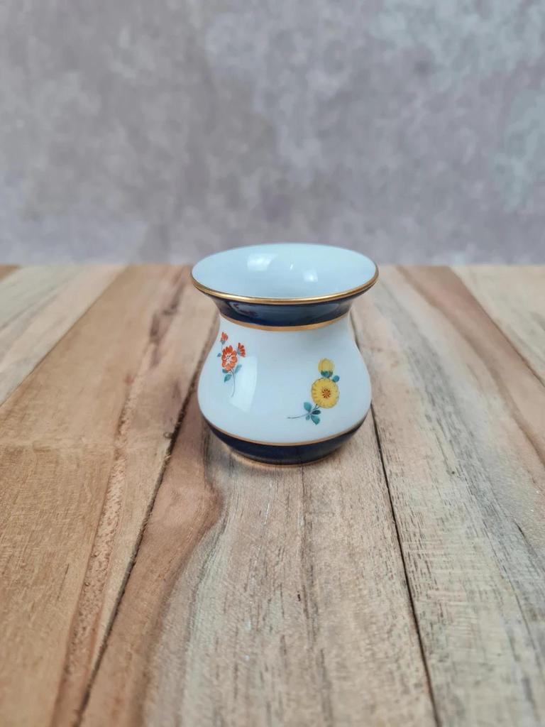 Petit vase miniature en porcelaine Meissen – décor floral & bleu cobalt 🌸