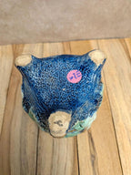 Petit vase pique-fleurs en majolique barbotine