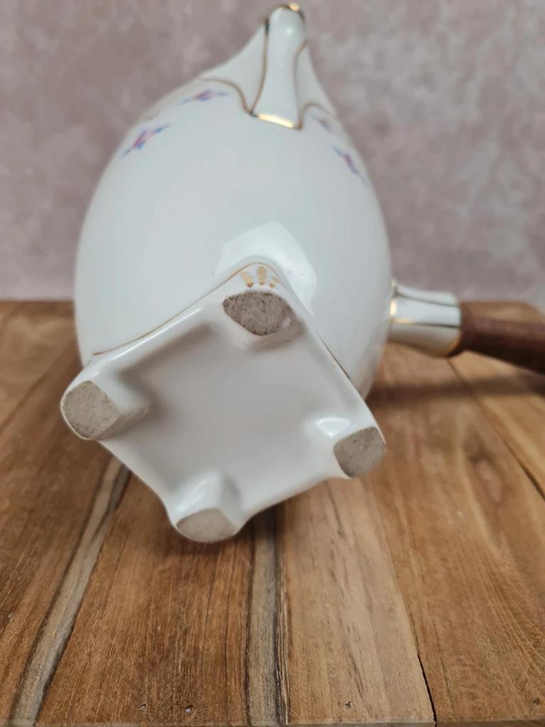 Chocolatière ancienne en porcelaine signée Qailles