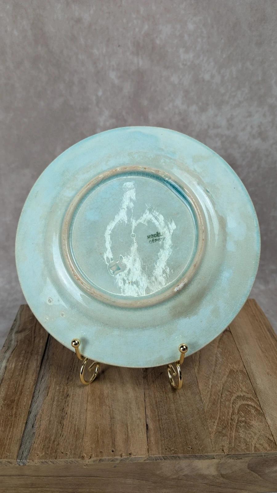 Assiette ancienne en barbotine – fruits en relief bleus