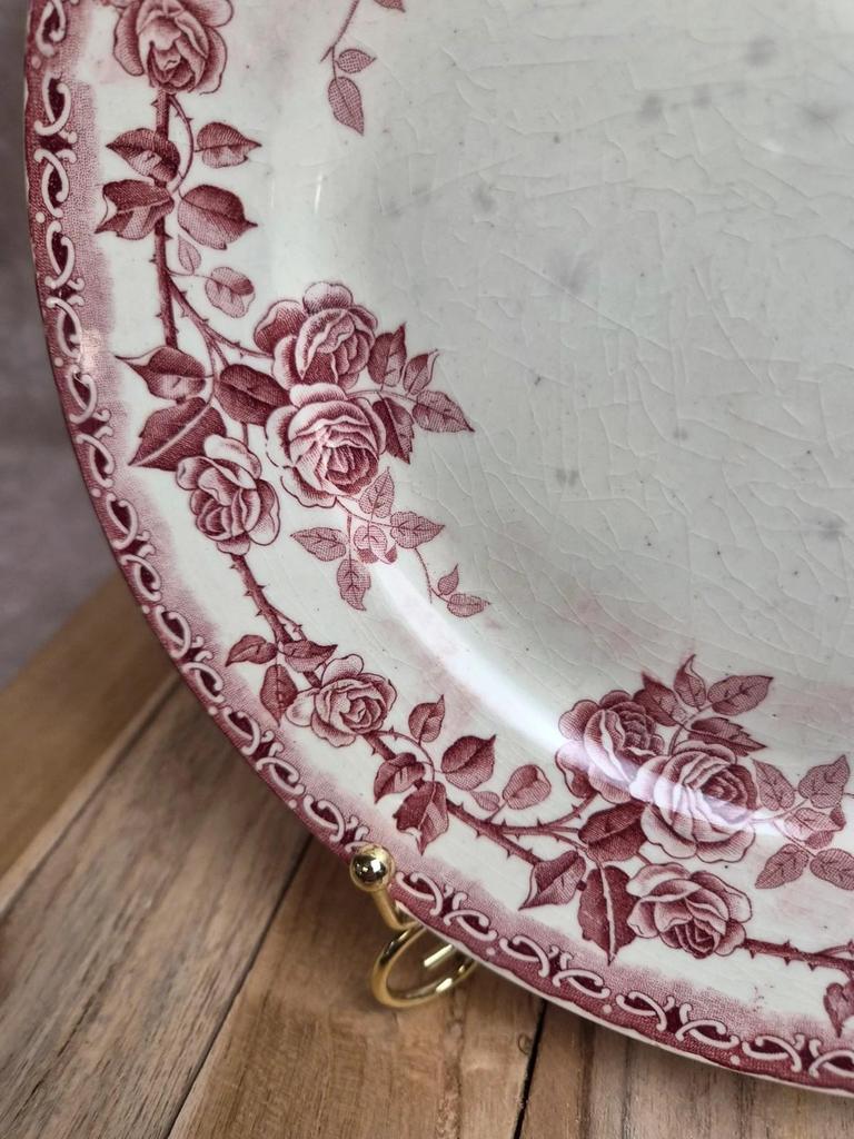 Assiette plate terre de fer H. Boulenger Choisy-le-roi modèle Paris – roses bordeaux