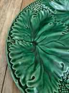 Lot de 2 assiettes à dessert en barbotine verte décor vigne