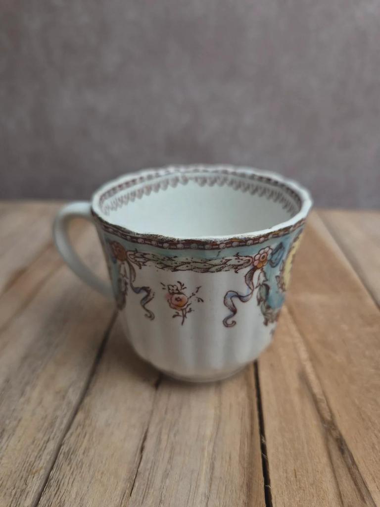 Tasse et soucoupe ancienne Gien – décor polychrome style Louis Xvi – Xixe