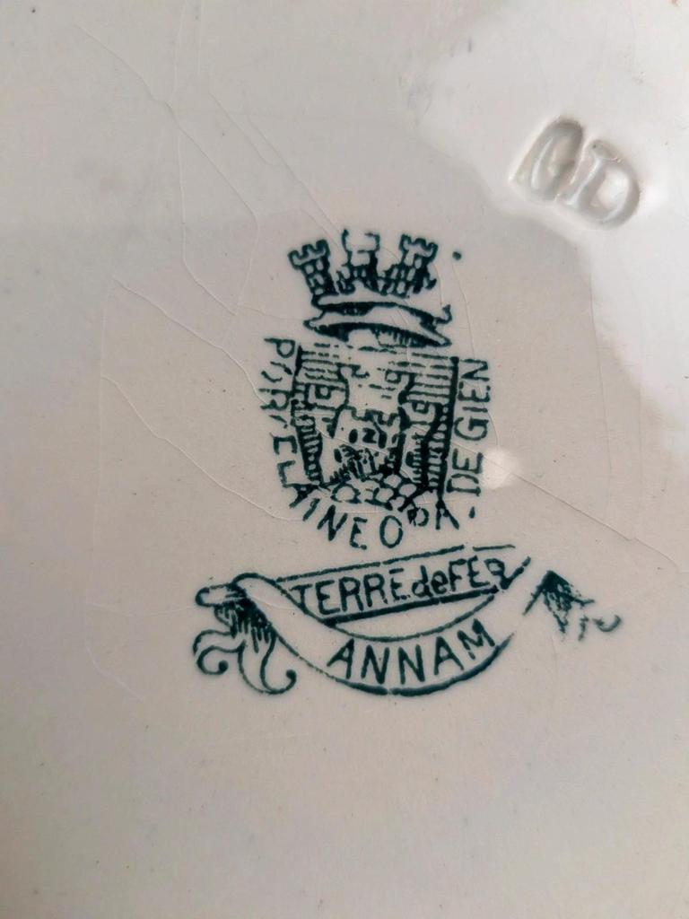 Assiette plate Terre de fer Gien – Modèle Annam – Décor vert ancien