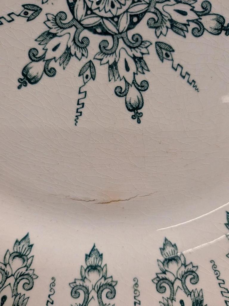 Assiette plate Terre de fer Gien – Modèle Annam – Décor vert ancien