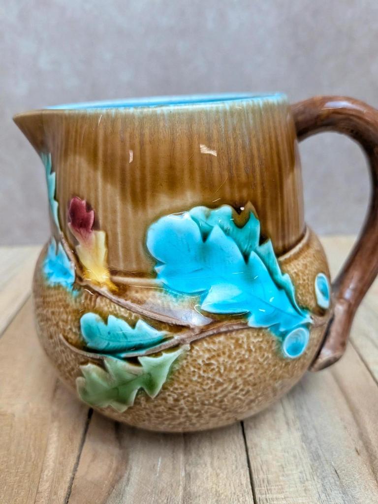 Petit pichet en barbotine décor végétal