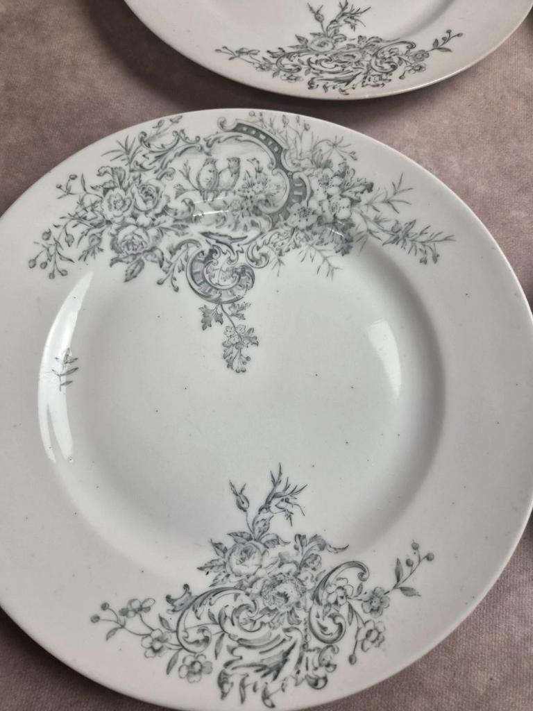 10 assiettes anciennes en porcelaine – Aux Lions de Faïence Paris – Xixe