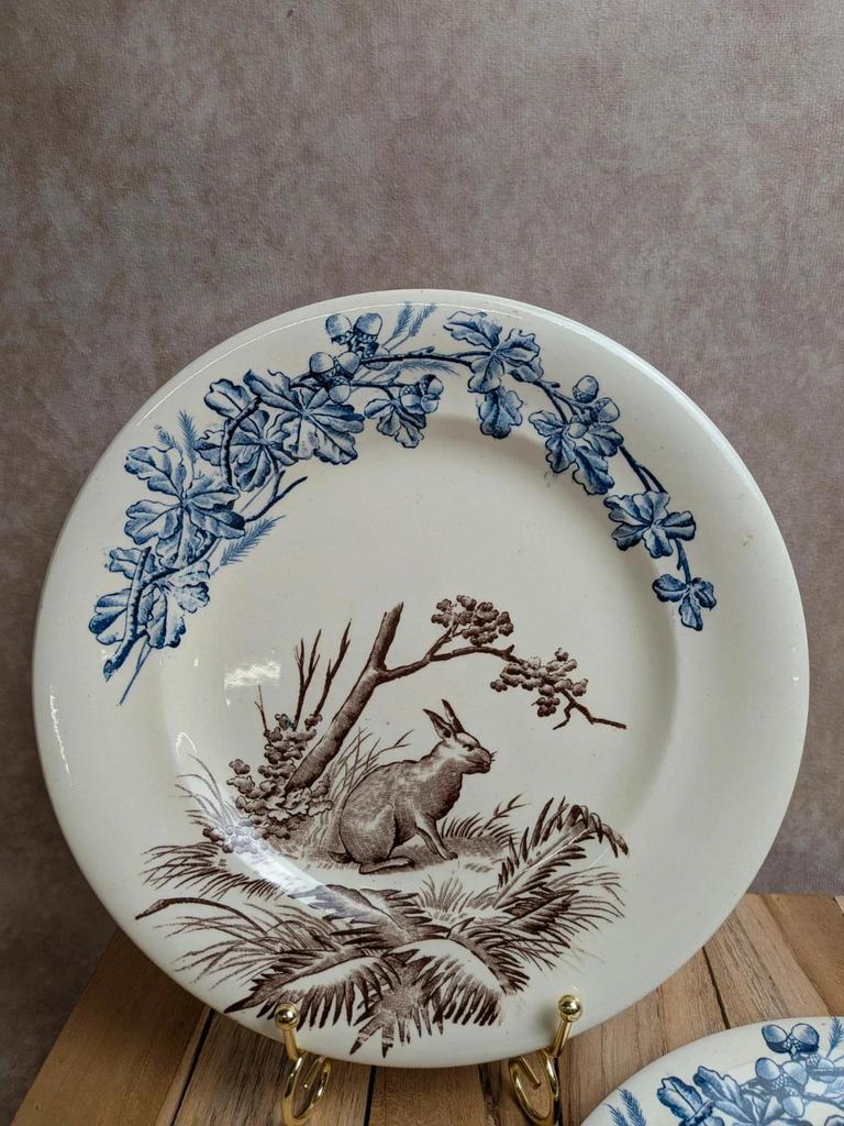 Lot de 2 assiettes Terre de Fer polychrome Clairefontaine modèle Chasse décor lièvre