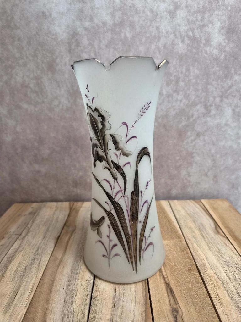 Vase ancien Art nouveau en verre givré émaillé – décor d’iris
