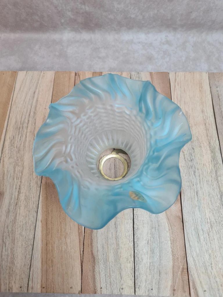 Abat-jour ancien en verre dépoli aux délicats bords bleus 💙