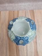 Vase pique-fleurs en barbotine décor floral bleu – ancien 🌿💙