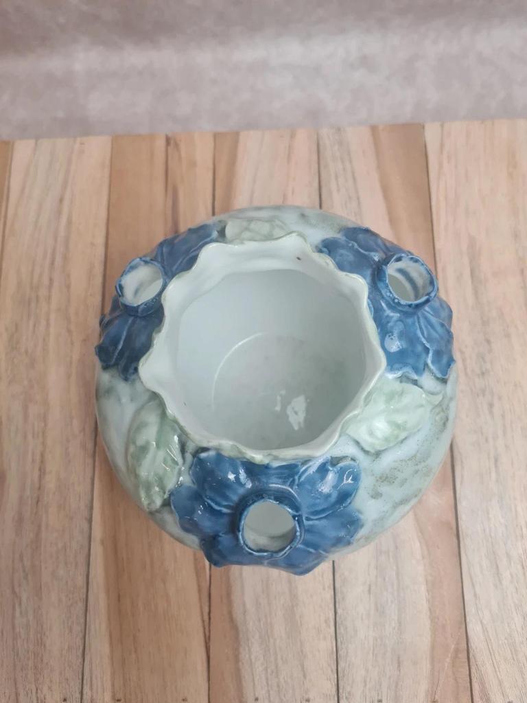 Vase pique-fleurs en barbotine décor floral bleu – ancien 🌿💙