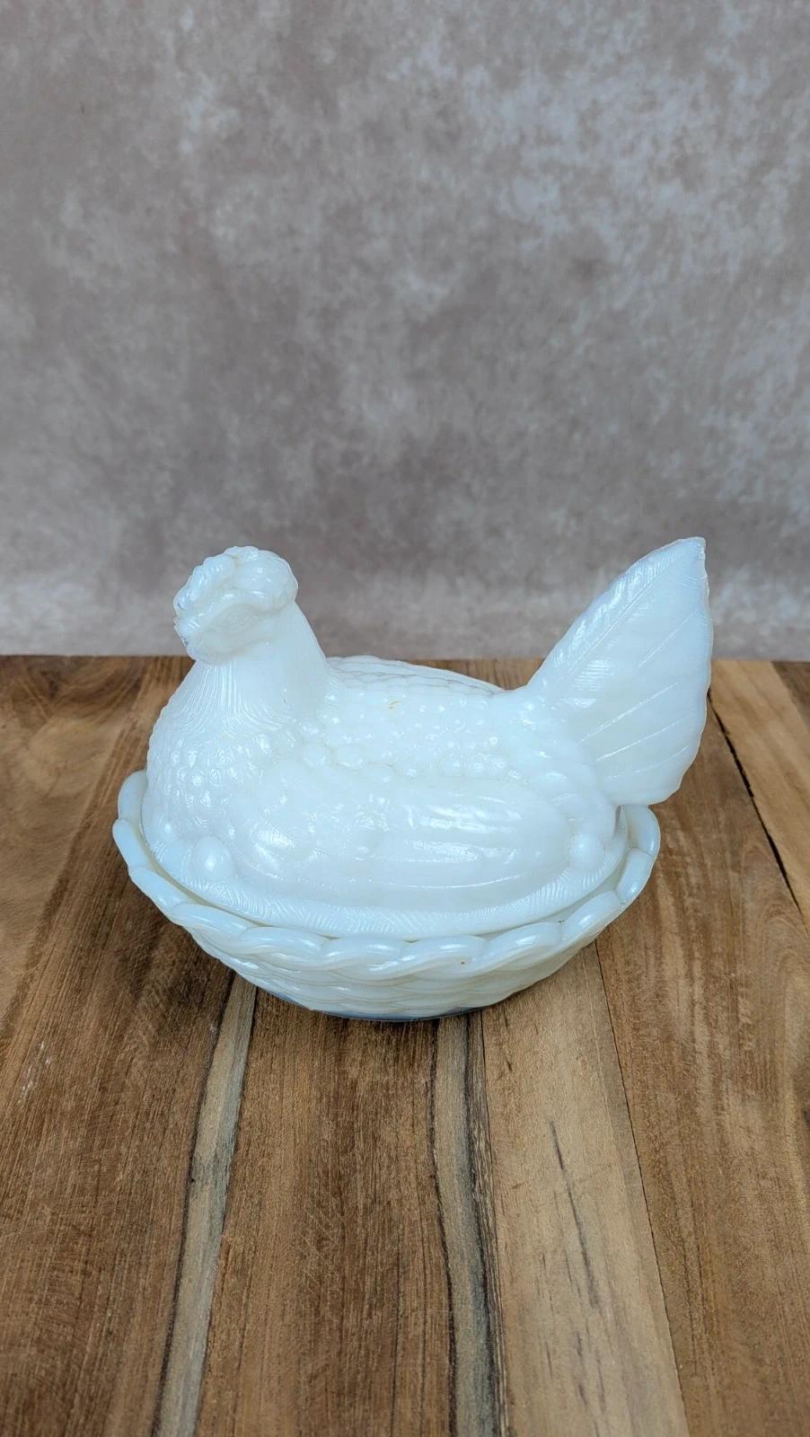 Poule sur panier en verre opalin blanc – marquée Sv