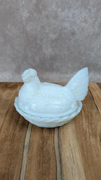 Poule sur panier en verre opalin blanc – marquée Sv
