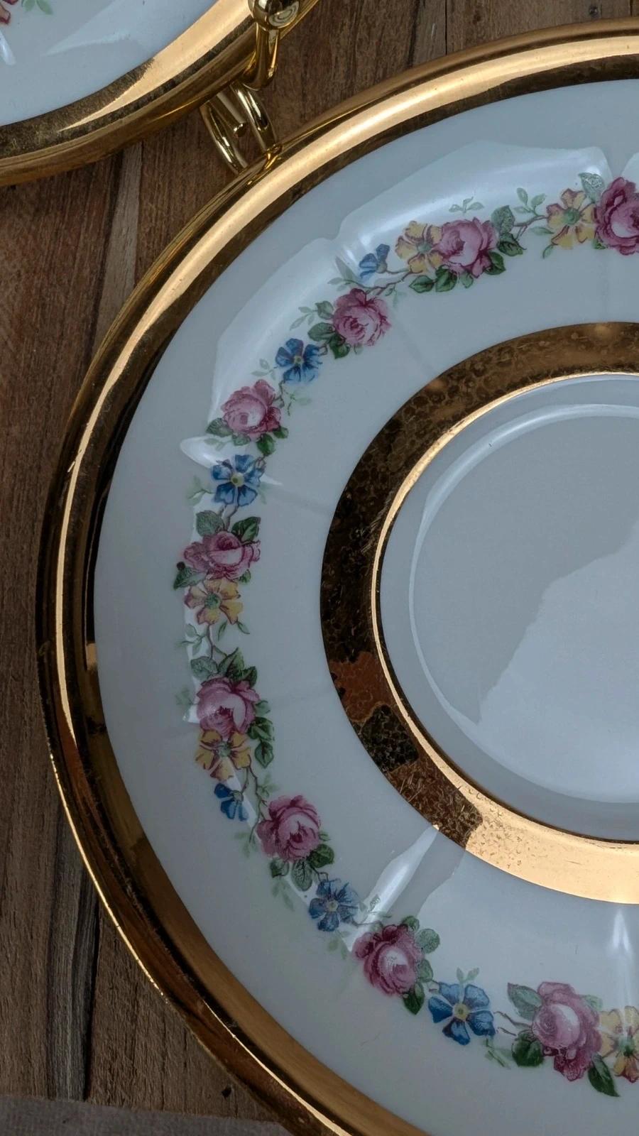 Lot de 2 sous-tasses anciennes en porcelaine de Limoges à décor floral et liseré doré