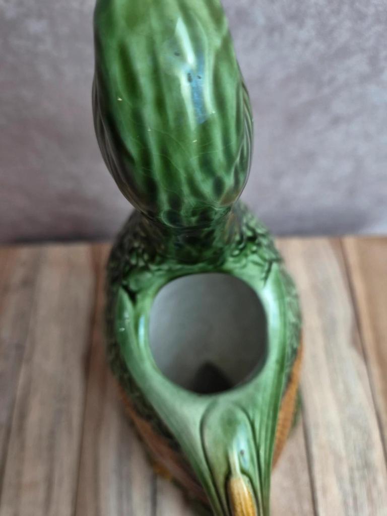 Grand pichet canard en barbotine vintage – faïence émaillée verte – 29 cm