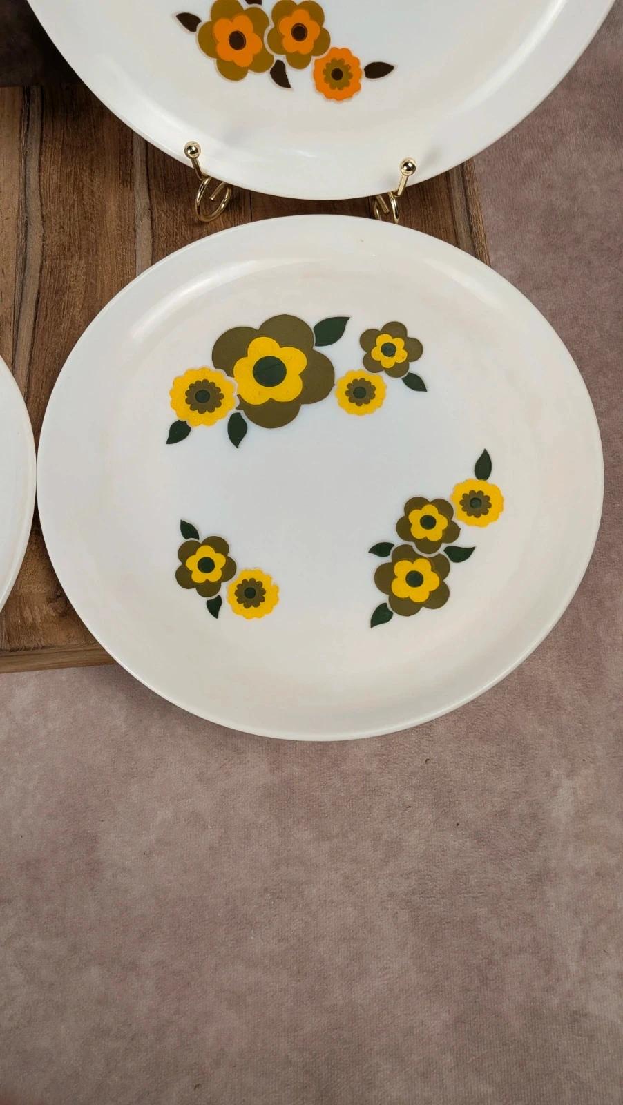 Lot de 4 assiettes Arcopal modèle Lotus – vintage années 70