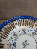 Coupe sur pied en porcelaine ajourée – Décor floral, bleu cobalt et dorures