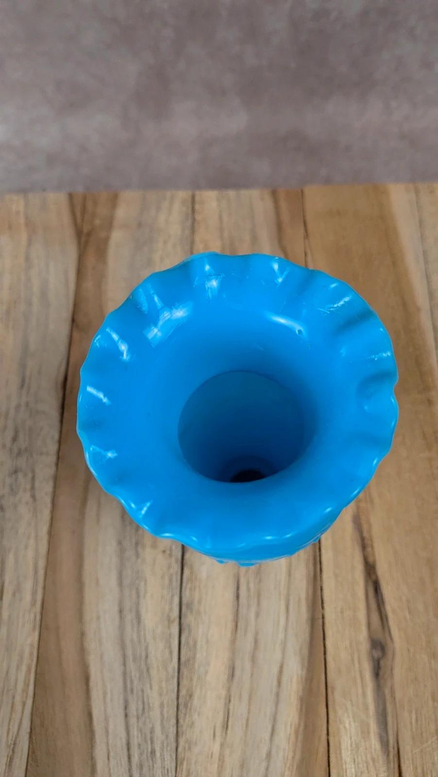 Petit vase opaline bleue décor impérial