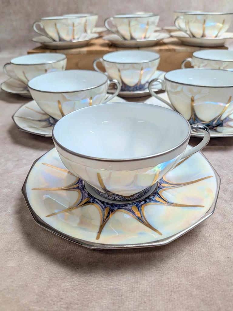 Service à café Art déco Limoges Unique signé Pailles – 27 pièces en porcelaine irisée