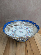 Coupe sur pied en porcelaine ajourée – Décor floral, bleu cobalt et dorures