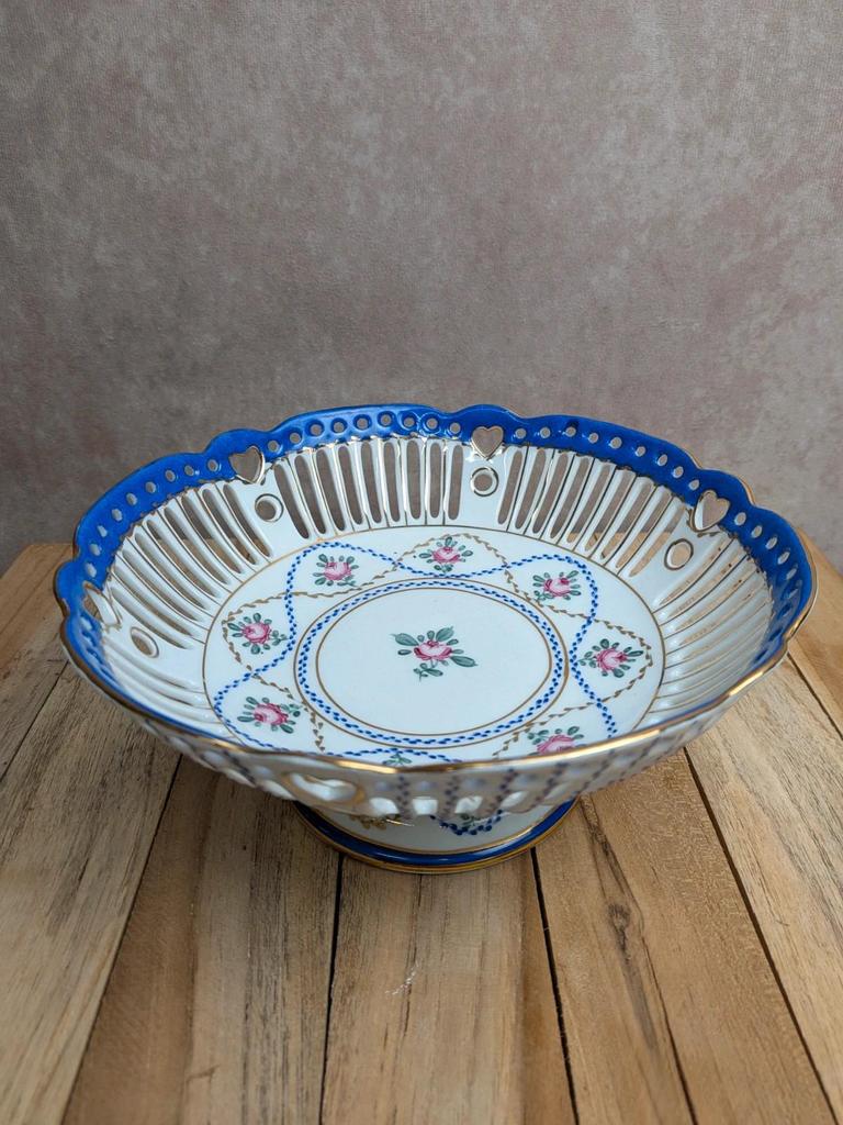 Coupe sur pied en porcelaine ajourée – Décor floral, bleu cobalt et dorures