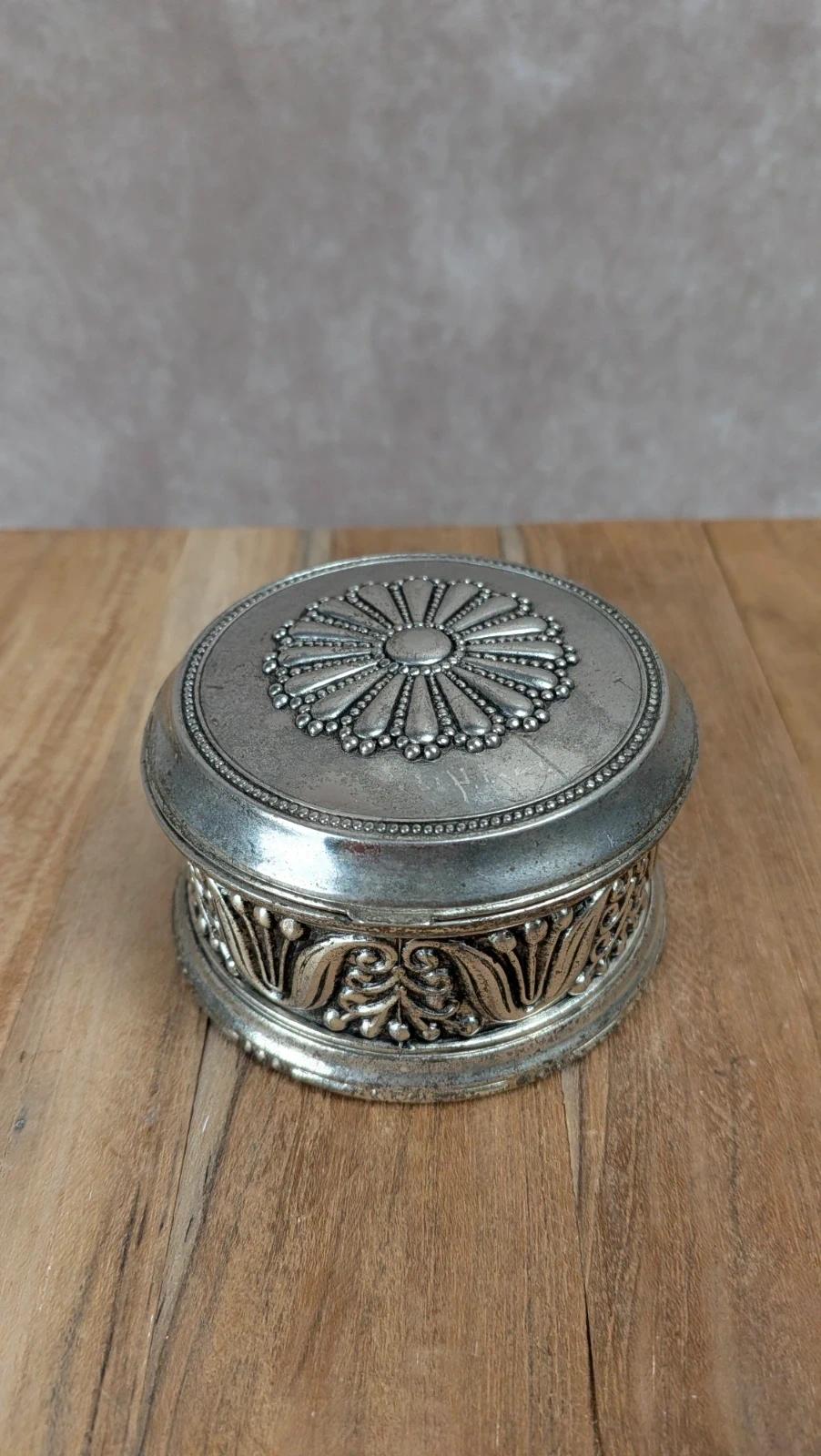 Boîte ancienne ronde en métal argenté – Intérieur velours rouge