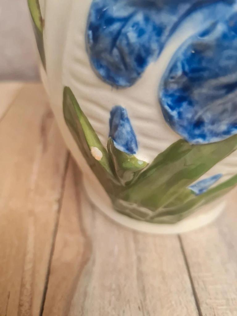 Pichet barbotine vintage décor iris bleu relief