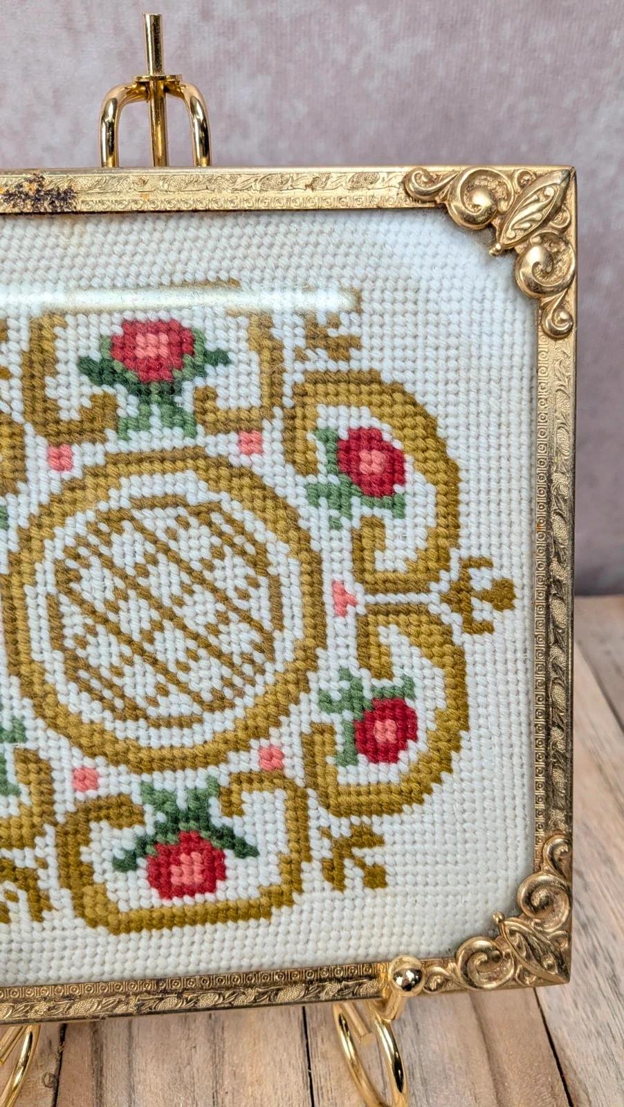 Dessous de plat vintage cadre doré & broderie au point de croix – décor floral