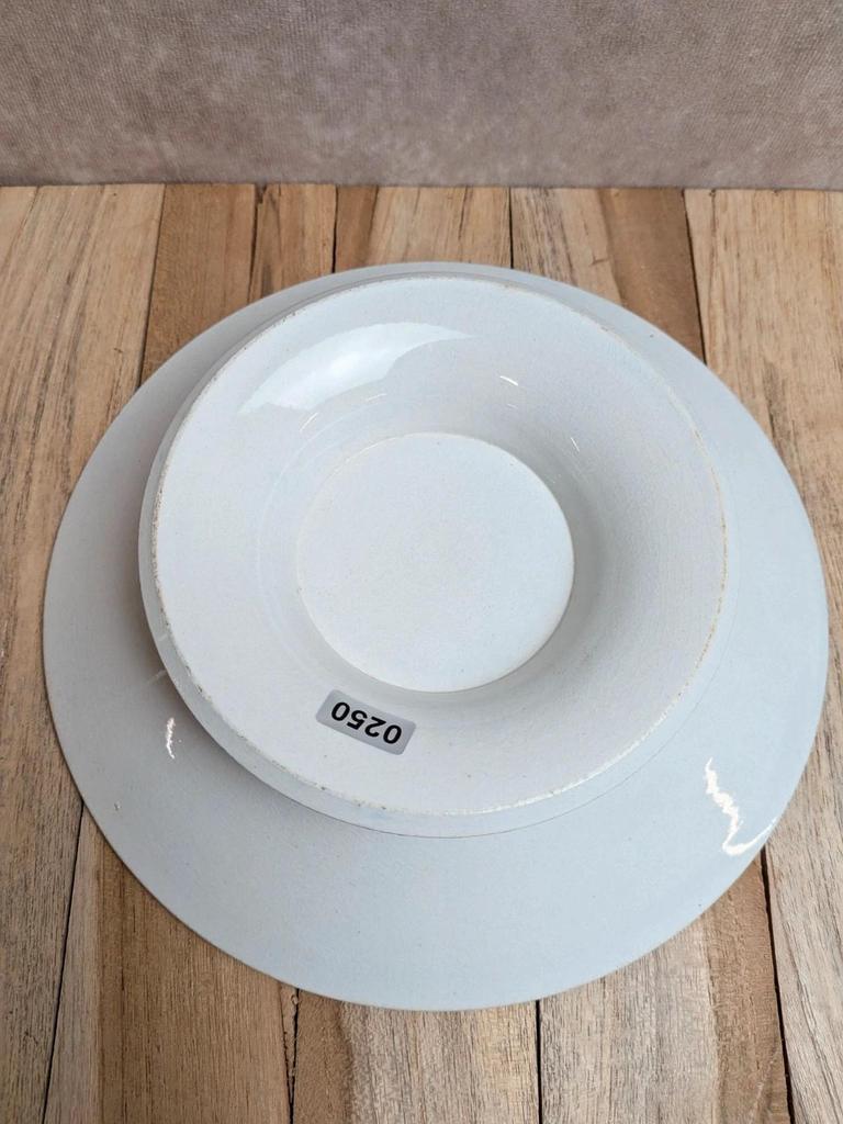 Compotier ancien en terre de fer – Décor de roses bleues – Sur piédouche