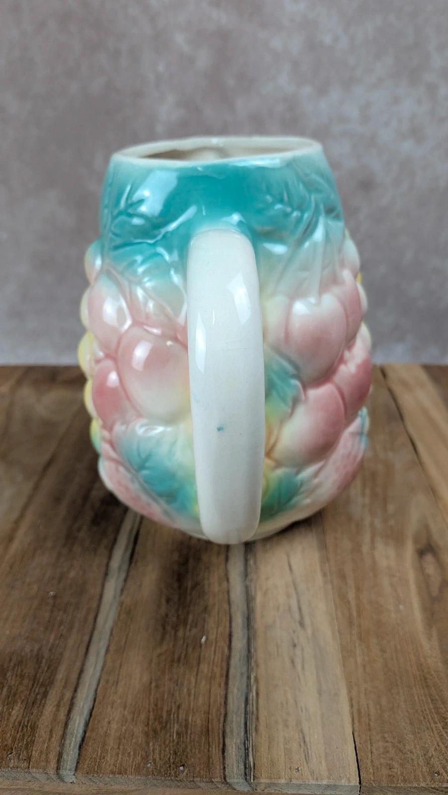 Pichet ancien en barbotine multicolore