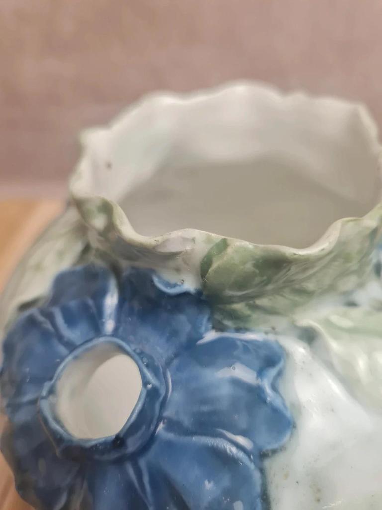 Vase pique-fleurs en barbotine décor floral bleu – ancien 🌿💙