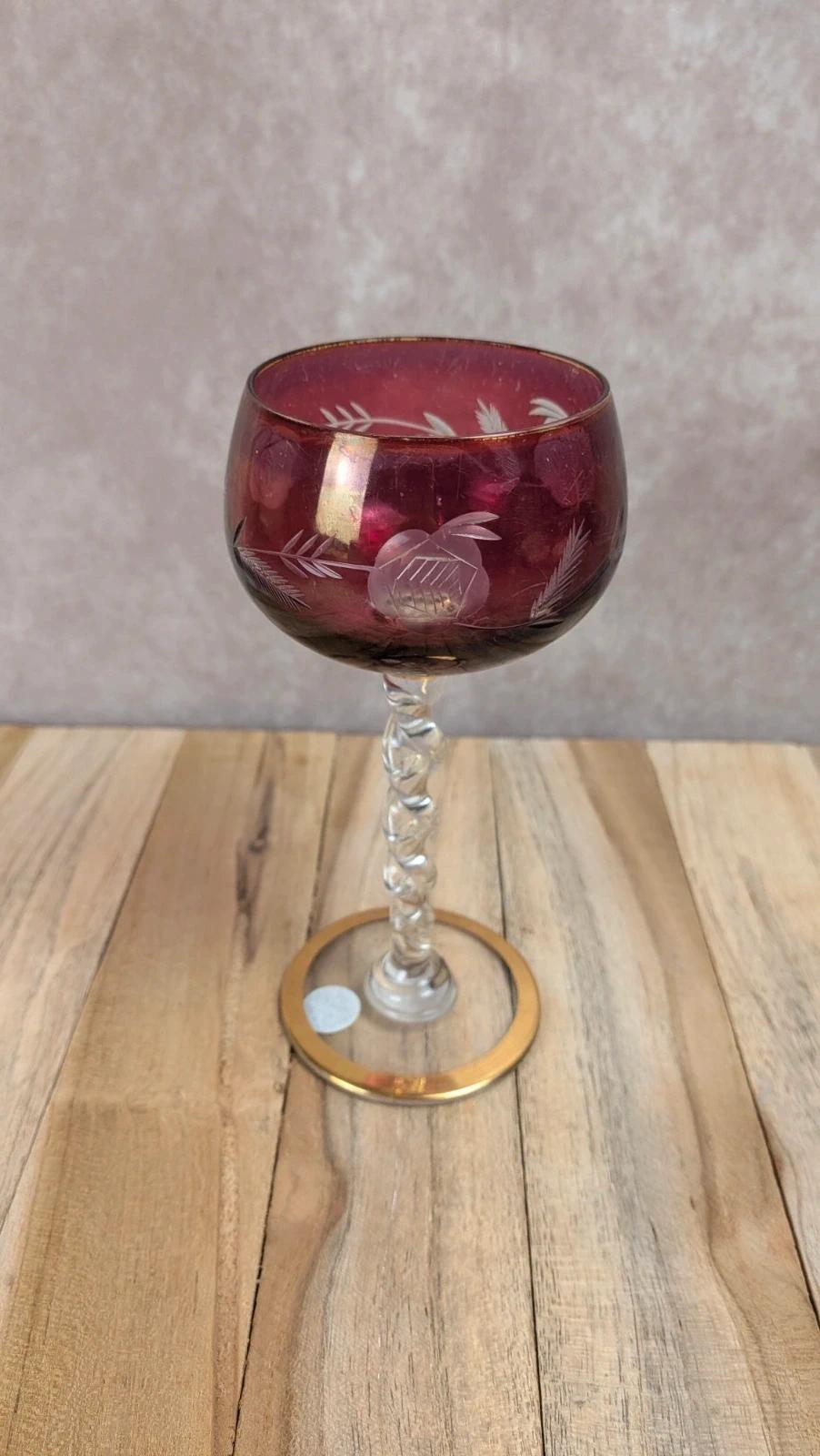 Verre ancien rose fuchsia gravé – pied torsadé