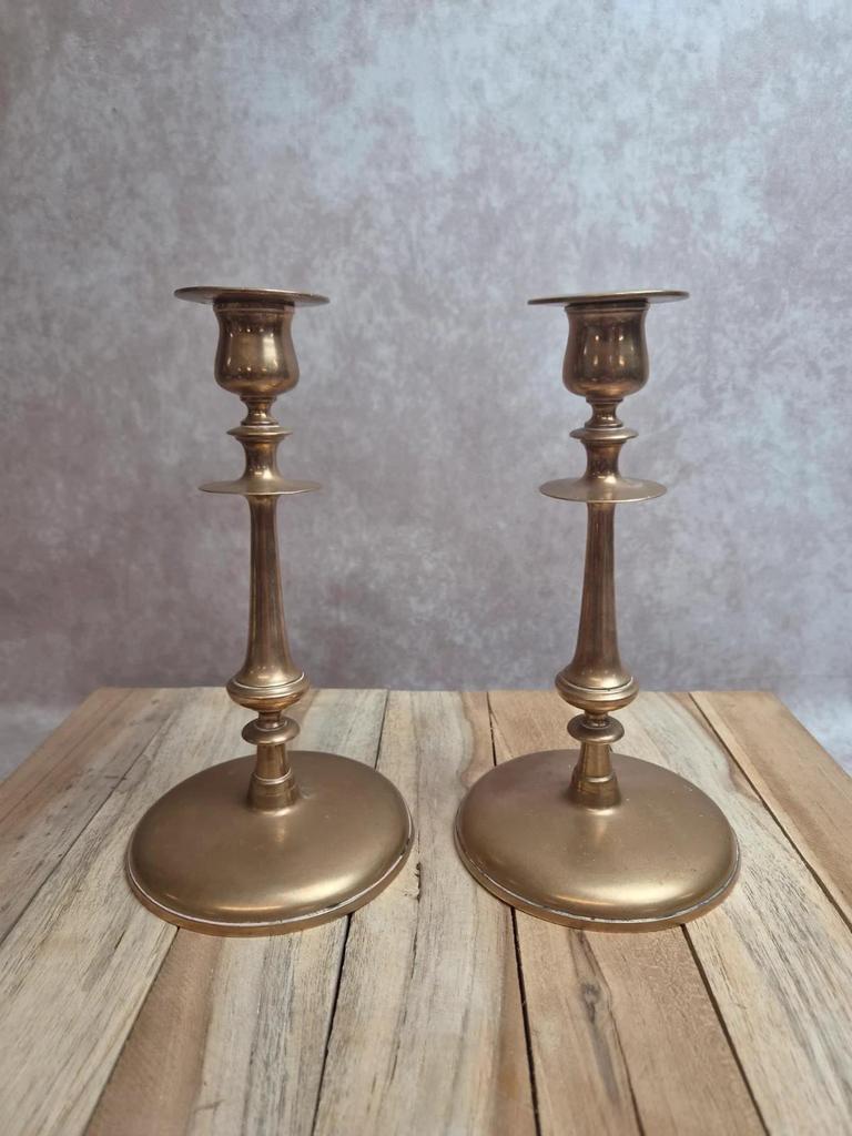 Paire de bougeoirs anciens en laiton lesté – style néoclassique
