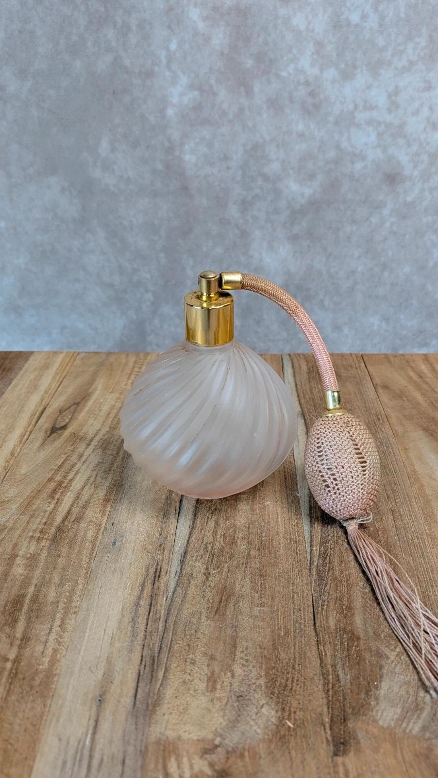 Flacon de parfum vintage en verre rose