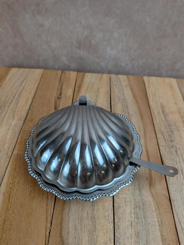 Beurrier vintage coquille en métal argenté et verre bleu – complet