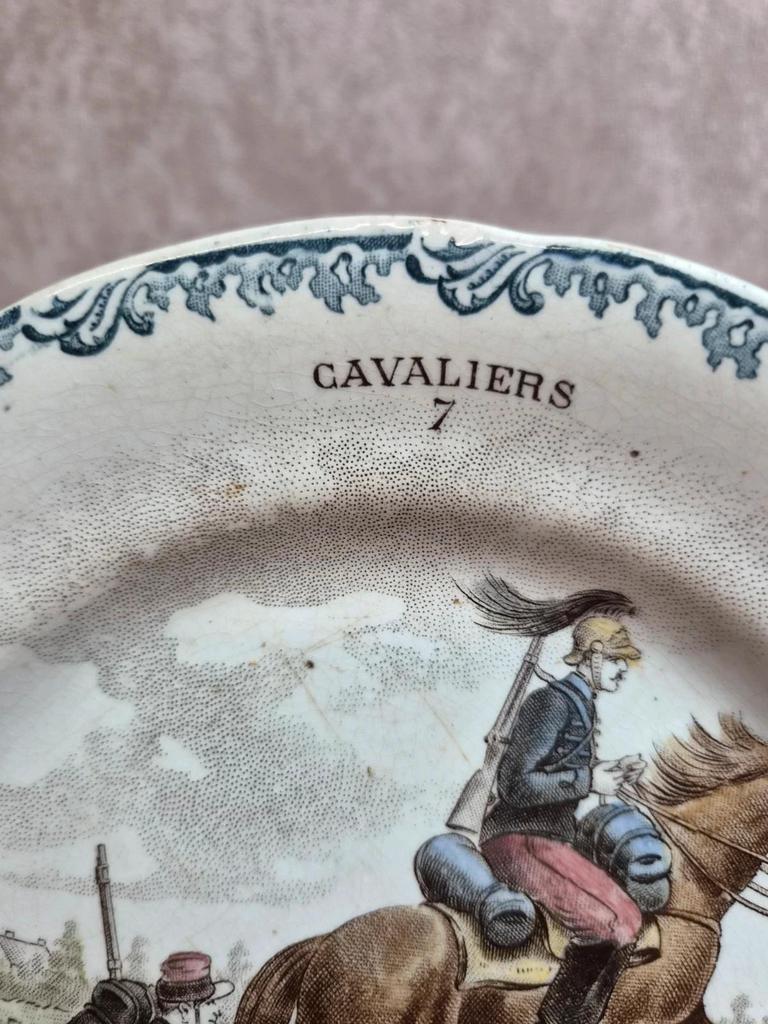Assiette parlante ancienne en terre de fer Hb & Cie – Cavaliers n°7 – polychrome