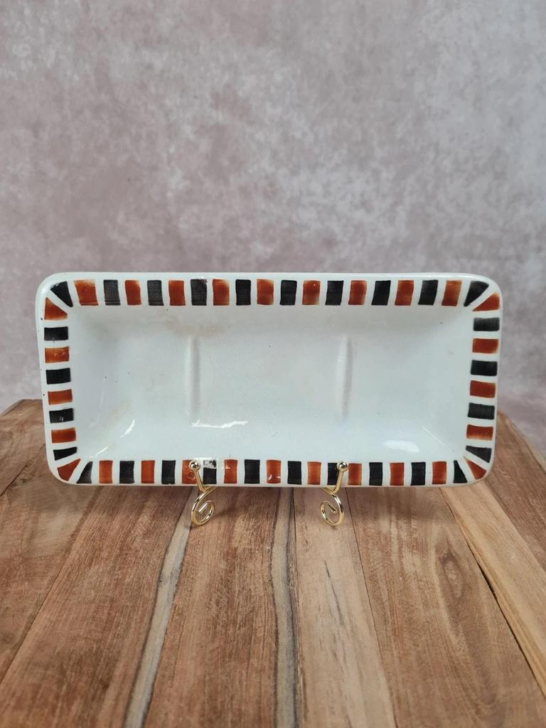 🧼 Ancien porte-peigne ou vide-poches en faïence blanche à décor géométrique noir et ocre