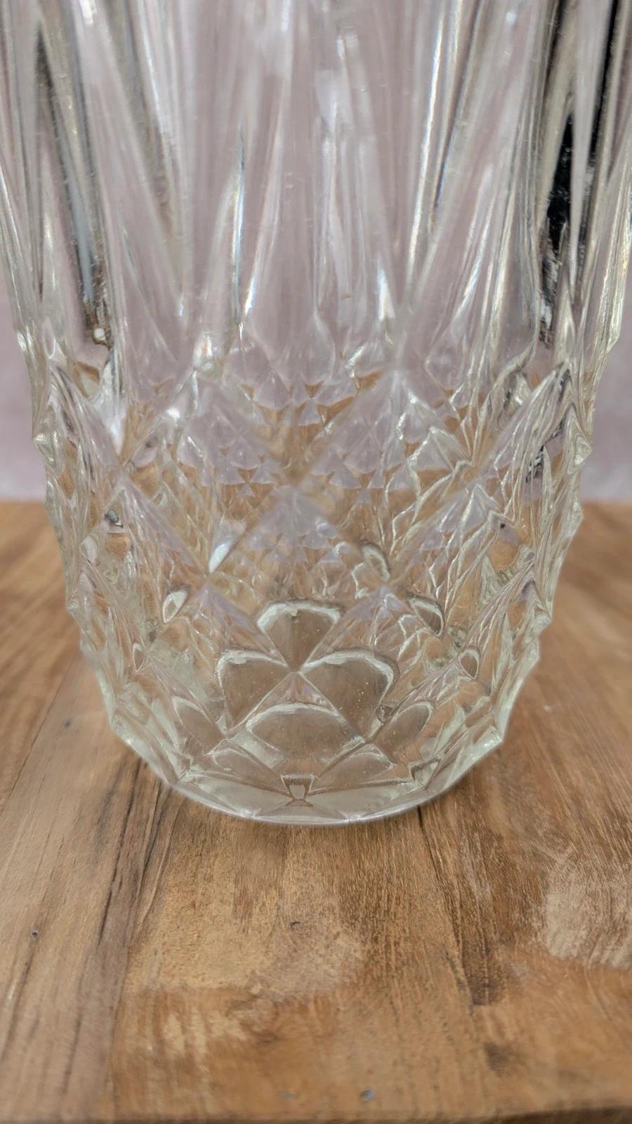 Charmant vase ancien en verre moulé