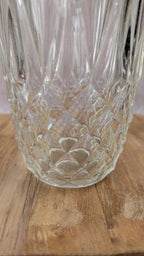 Charmant vase ancien en verre moulé