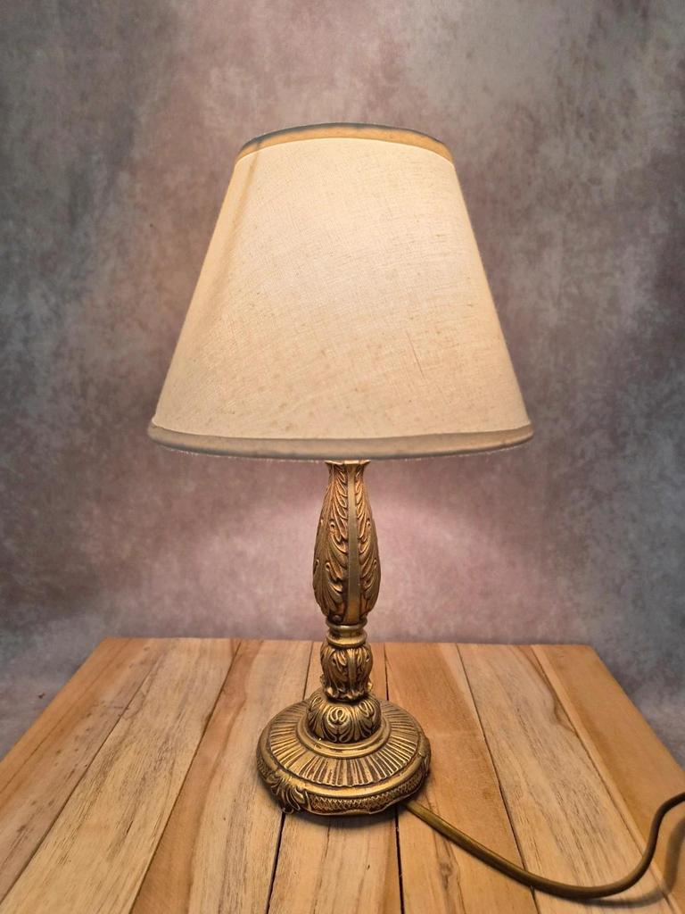 Lampe de table vintage en métal doré patiné style Louis Xvi