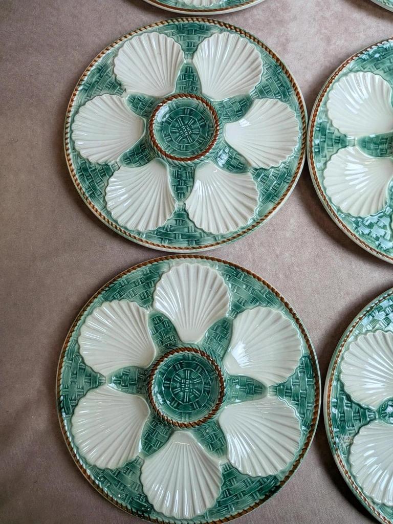 Service 12 assiettes + plat à huîtres Longchamp barbotine coquille