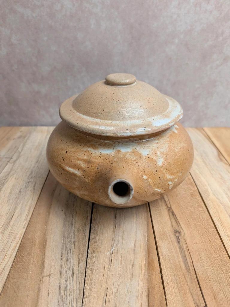 Théière vintage en grès émaillé beige moucheté – Style rustique