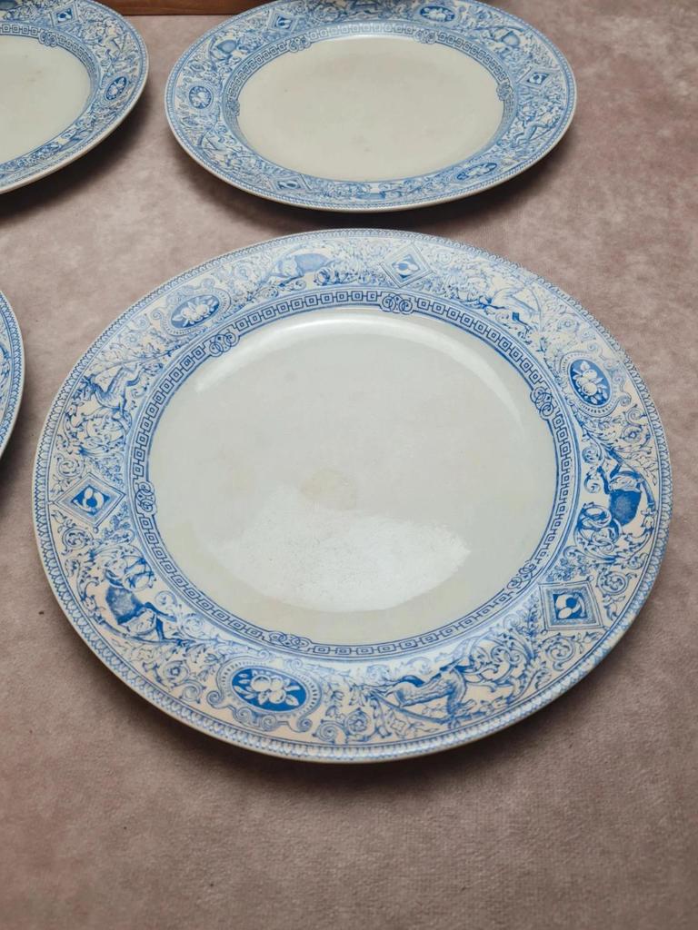 Assiettes terre de fer anglaises 1872 💙 Émile Bourgeois Grand Dépôt Paris – décor bleu rare – lot 8