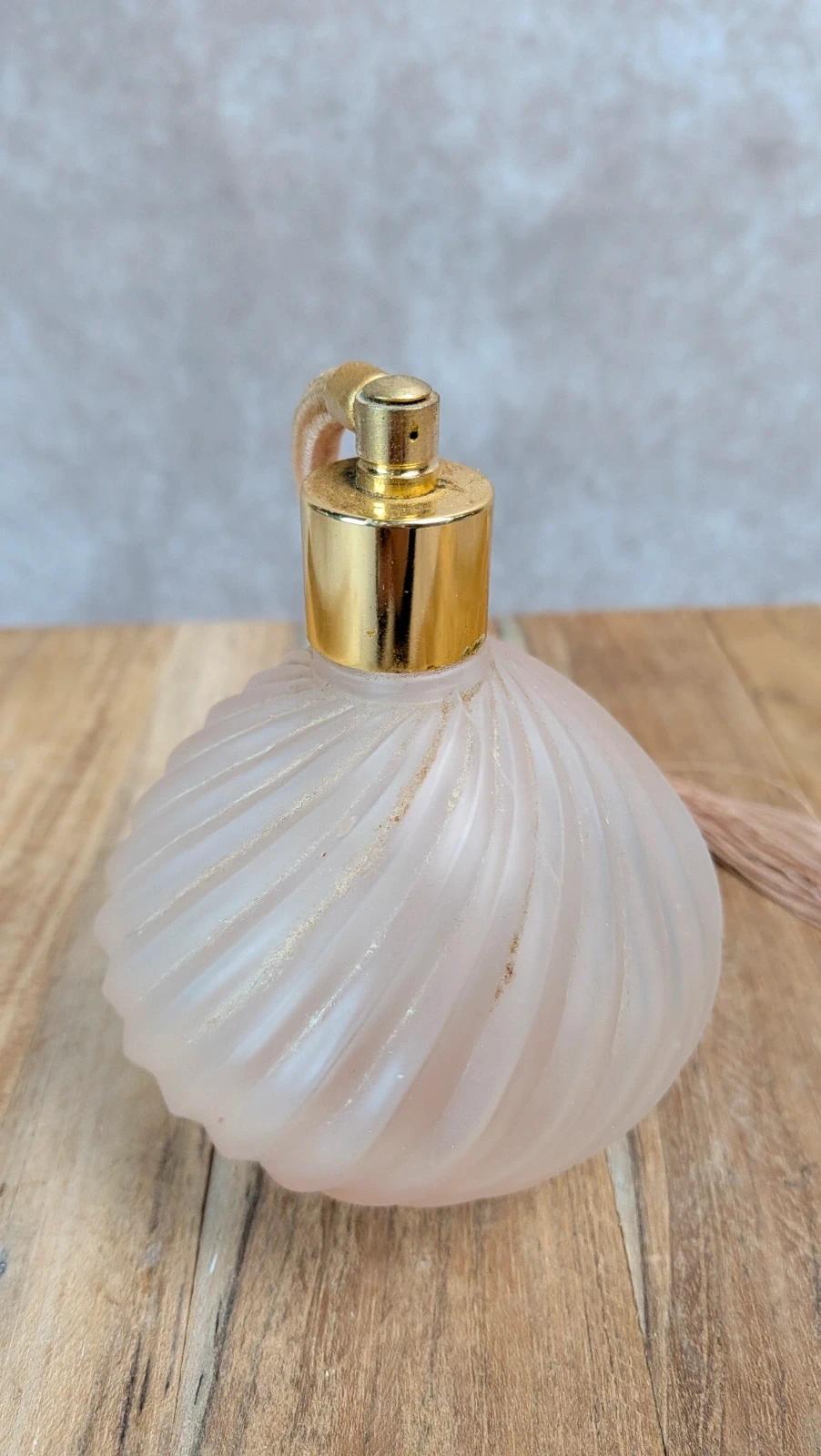 Flacon de parfum vintage en verre rose